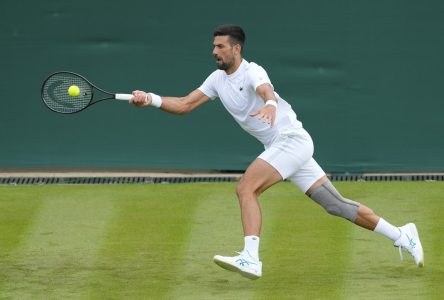 Novak Djokovic affirme que son genou va bien et qu’il vise le titre à Wimbledon