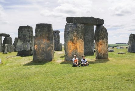 Des manifestants climatiques aspergent d’un liquide orange des pierres de Stonehenge