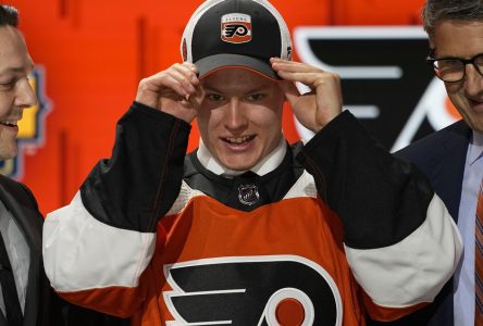 L’espoir des Flyers de Philadelphie Matvei Michkov est libéré par son club de la KHL