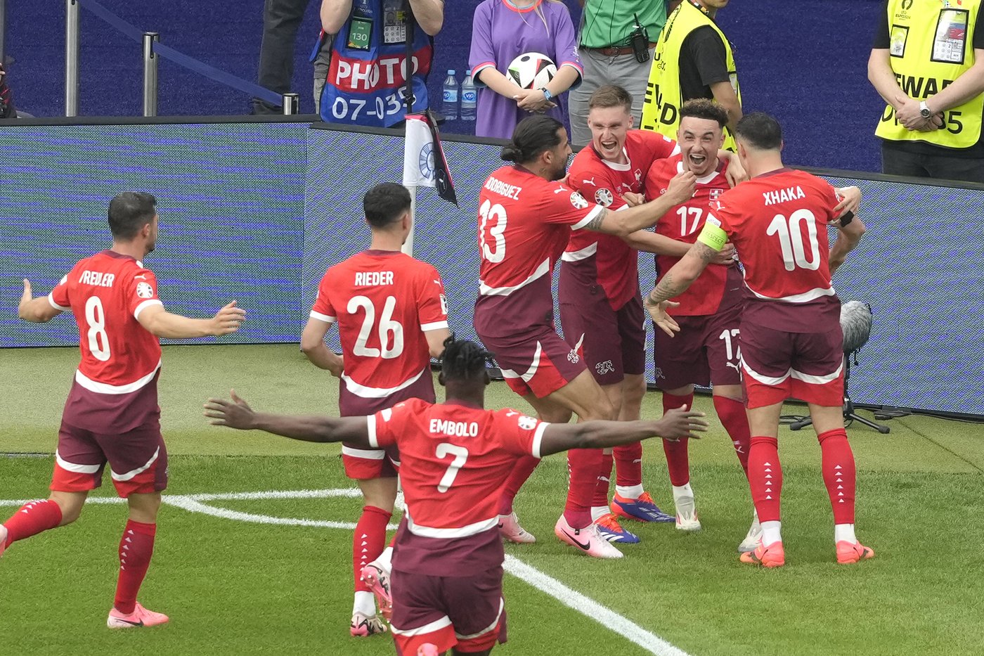 La Suisse l’emporte 2-0 et élimine l’Italie, championne en titre de l’Euro