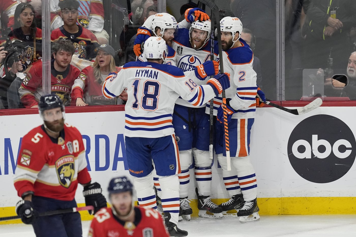 Les Oilers défont les Panthers 5-3 et restent en vie en finale de la Coupe Stanley