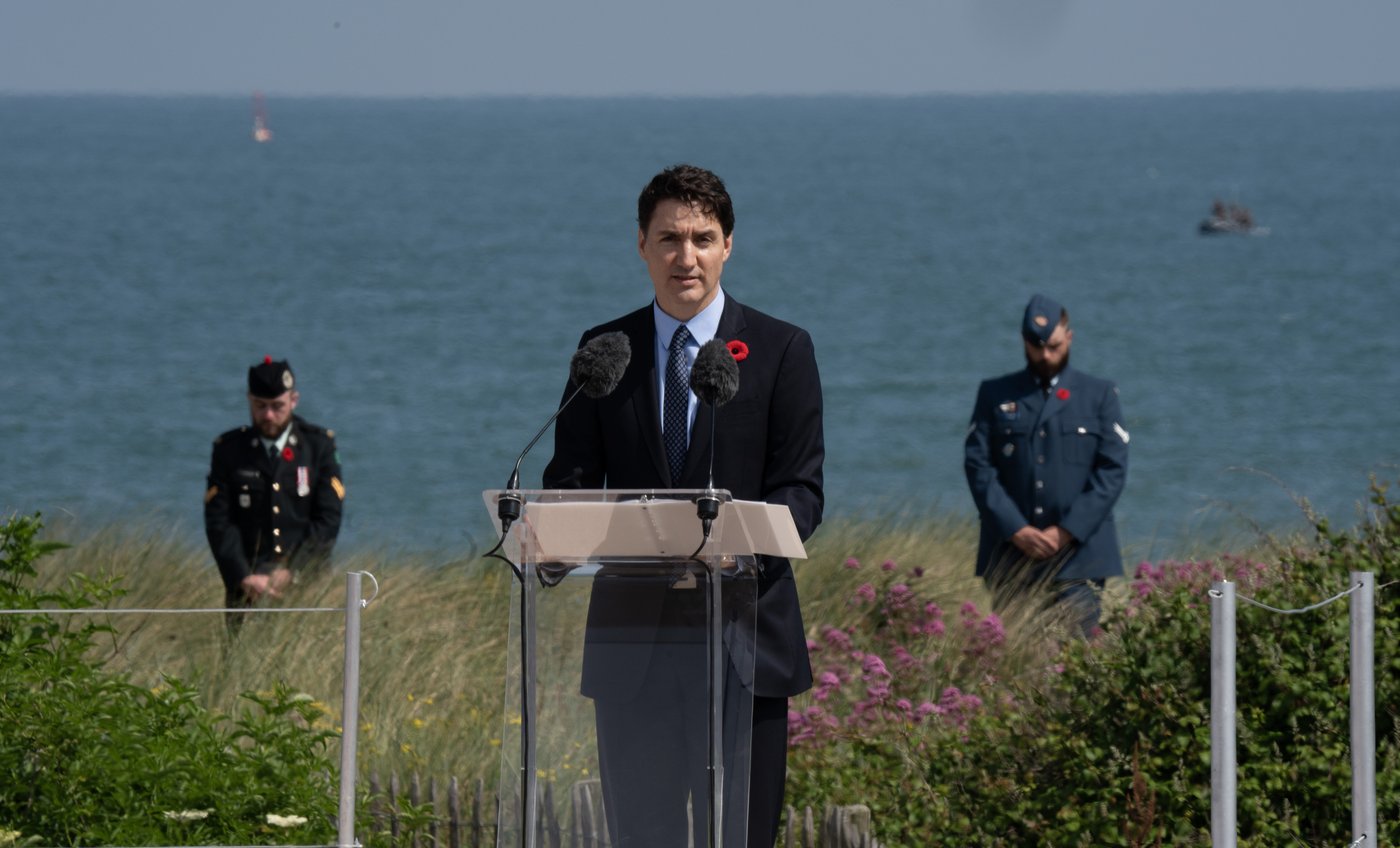 80e du débarquement: la démocratie toujours menacée, notent Trudeau et Macron