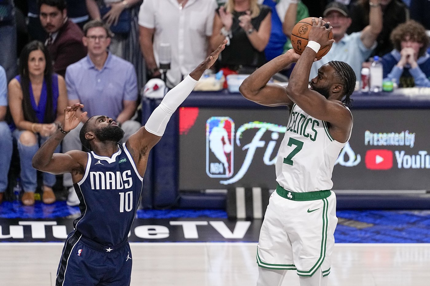 Les Celtics battent les Mavericks 106-99 et s’approchent à un gain du titre