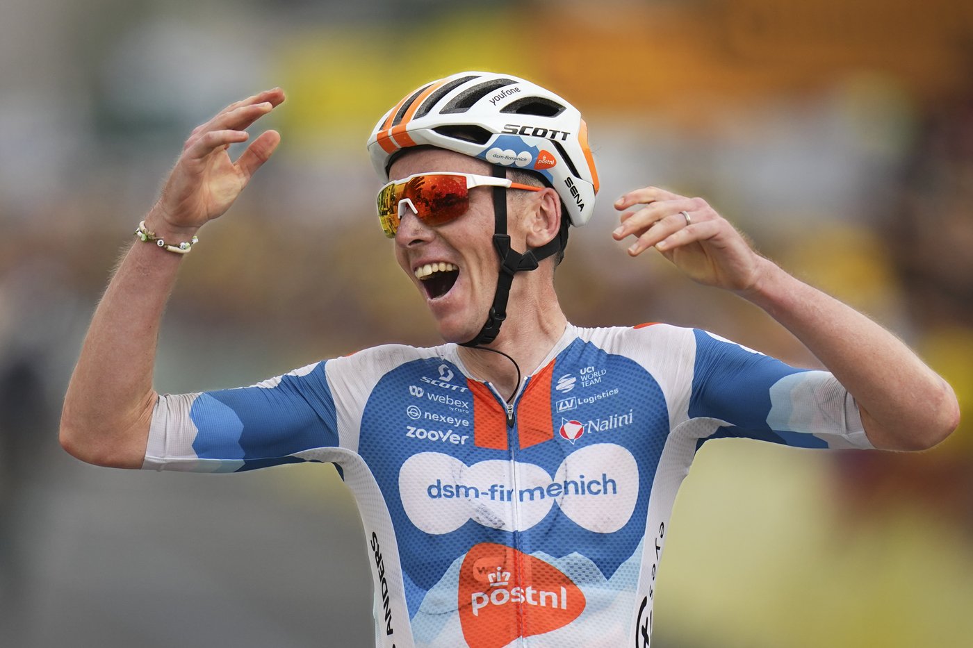 Romain Bardet remporte la 1re étape du Tour de France