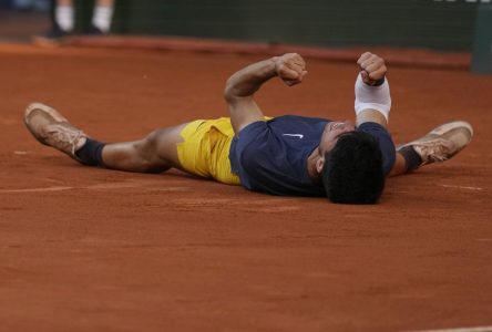 Alcaraz bat Zverev en cinq sets et gagne le simple masculin à Roland-Garros