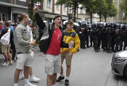 L’escouade anti-émeute est déployée avant le match entre la Serbie et l’Angleterre