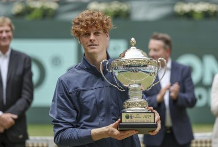 Sinner victorieux sur gazon au tournoi de Halle, 7-6 et 7-6 devant Hurkacz