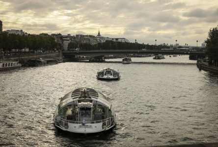 Des bateaux voguent sur la Seine pour répéter en vue de la cérémonie des JO, à Paris