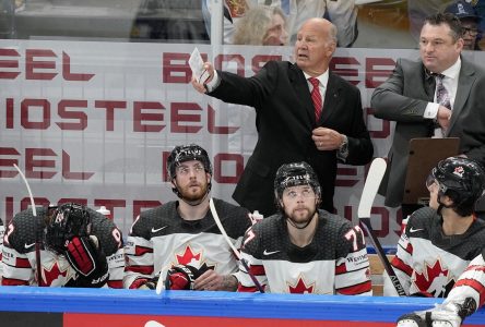 Claude Julien est nommé entraîneur adjoint chez les Blues de St. Louis