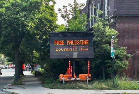 Des panneaux de signalisation à Montréal affichent des slogans propalestiniens