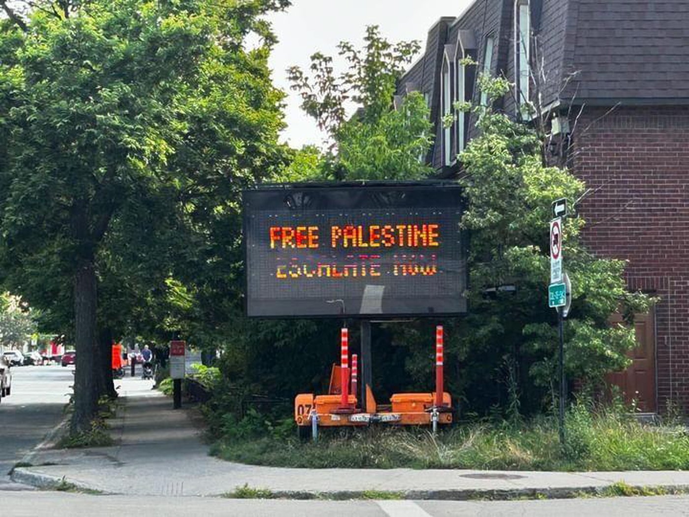 Des panneaux de signalisation à Montréal affichent des slogans propalestiniens