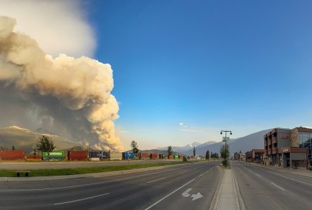 Les incendies font toujours rage à Jasper, en Alberta, brûlant des bâtiments