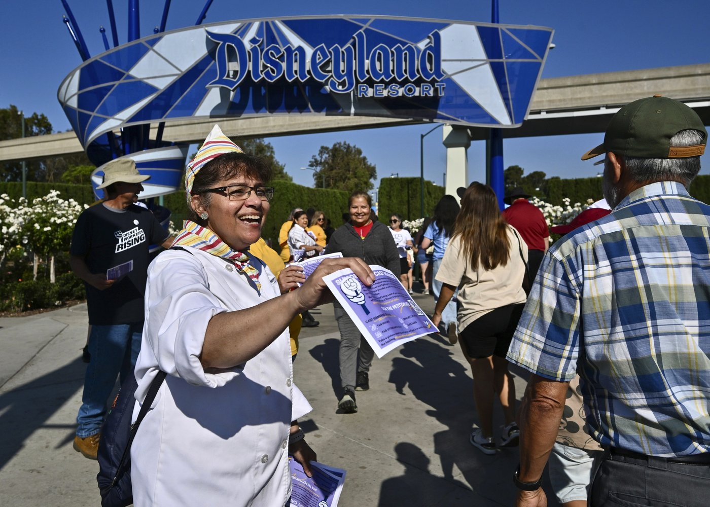 Les travailleurs de Disneyland en Californie se donnent un mandat de grève