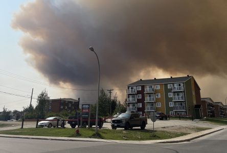 Des bombardiers d’eau combattent le feu près de Labrador City à T.-N.-L.