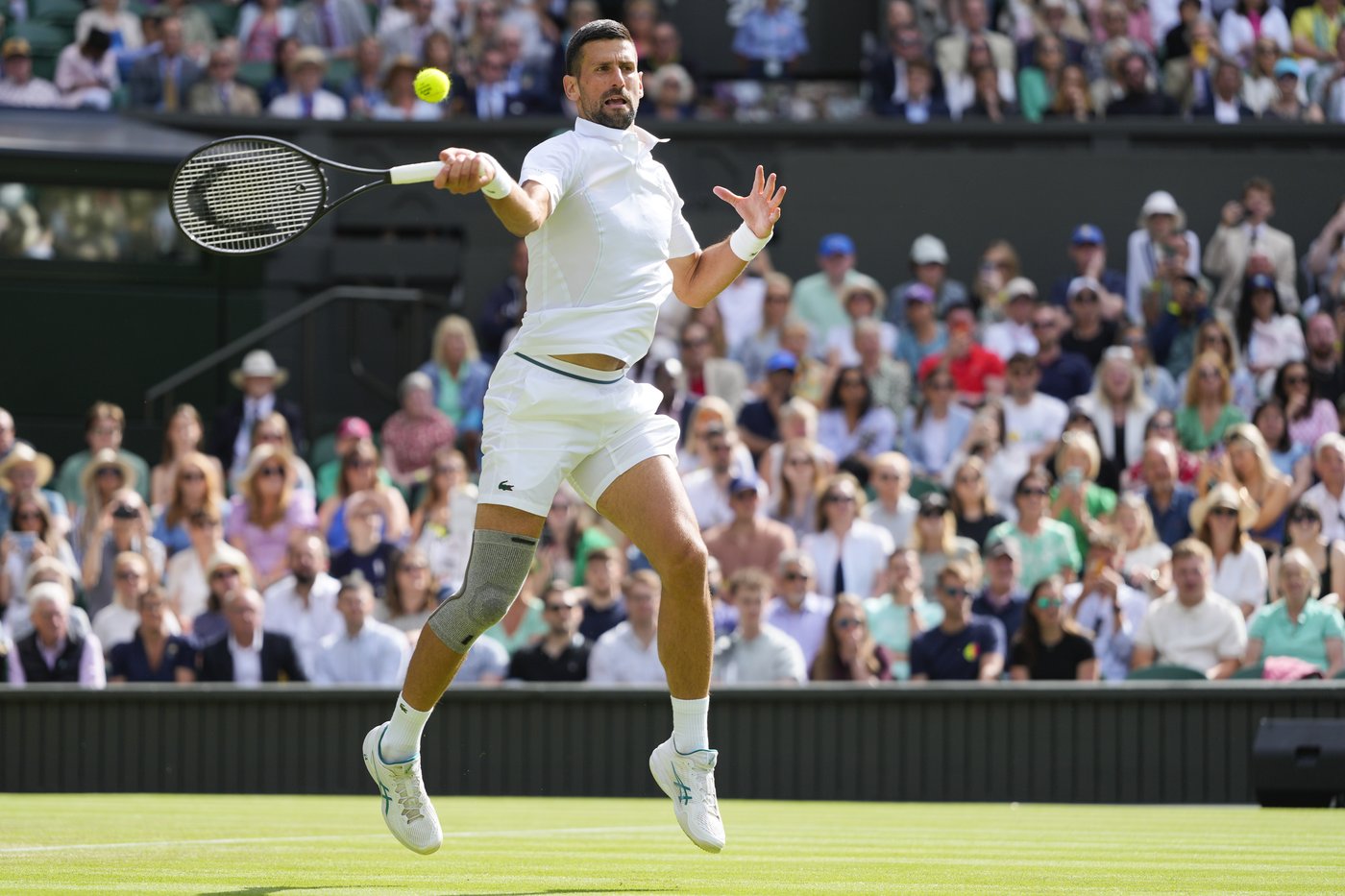 Djokovic trime dur, mais vient à bout de Fearnley 6-3, 6-4, 5-7 et 7-5 à Wimbledon