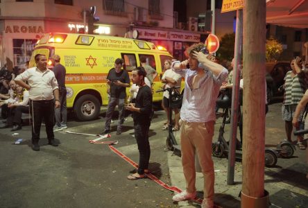 Une attaque aérienne tue une personne et en blesse 10 autres à Tel-Aviv, en Israël