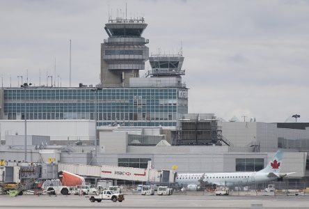 Des écologistes perturbent l’accès à l’Aéroport de Montréal