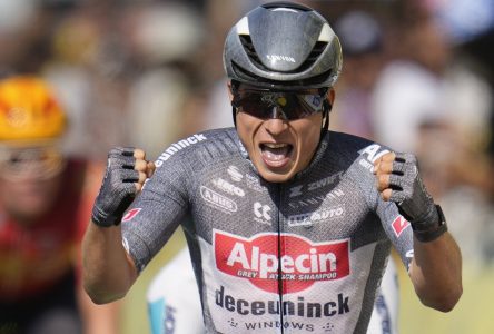 Philipsen remporte une 3e étape au Tour de France; Girmay chute près de l’arrivée