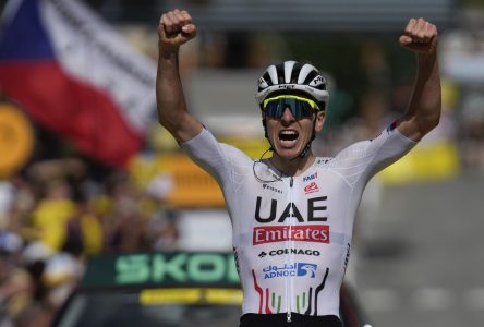 Pogacar lance une attaque au sommet et reprend le maillot jaune au Tour de France