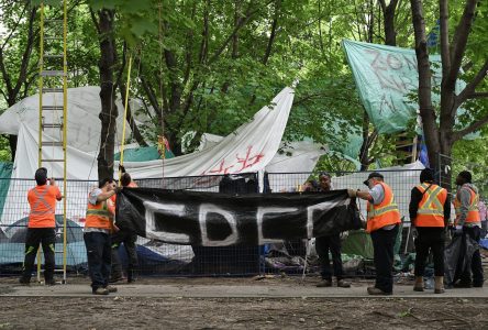 La Ville de Montréal a démantelé un campement au square Victoria