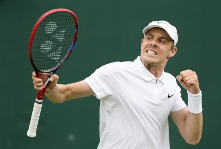 Le Canadien Denis Shapovalov bat Nicolas Jarry et passe au deuxième tour à Wimbledon