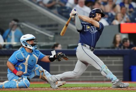 Un circuit de deux points de Brandon Lowe permet aux Rays de vaincre les Blue Jays