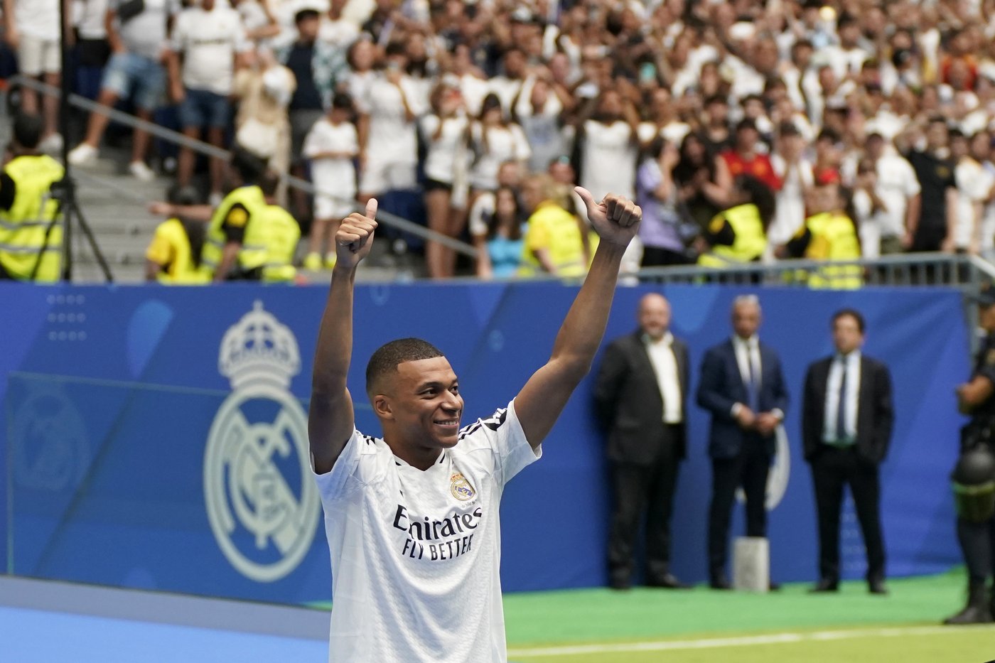Mbappé est accueilli par les partisans du Real Madrid au stade Santiago Bernabeu