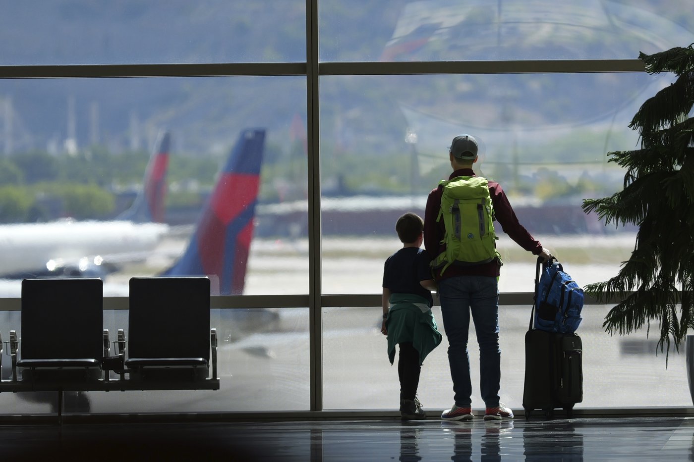 Les É.-U. veulent garantir la gratuité des sièges d’avion familiaux