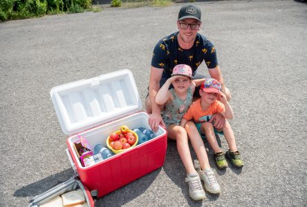 Des enfants viennent en aide aux itinérants