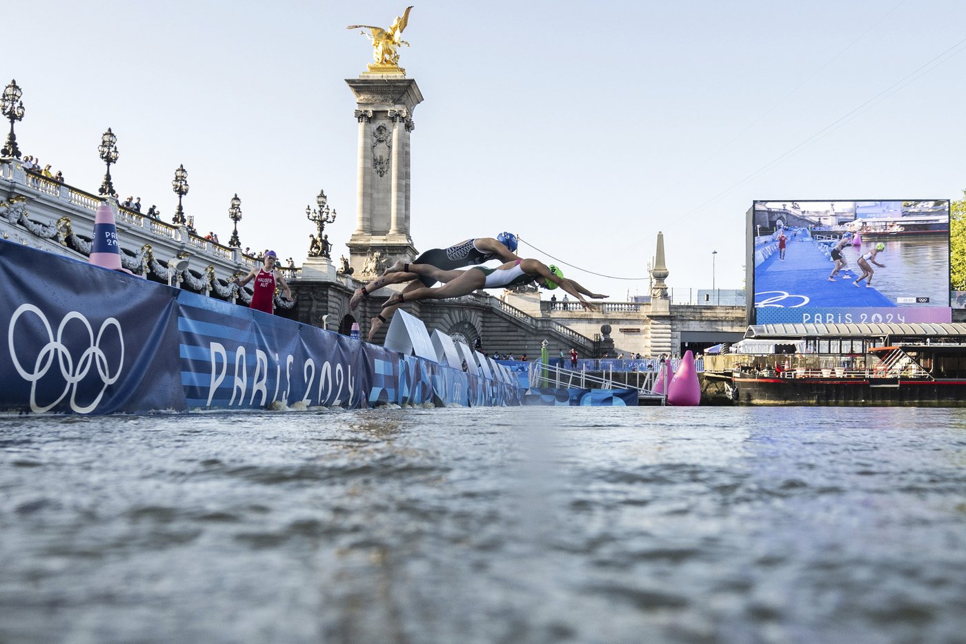 Le triathlon à relais mixte a eu lieu, malgré les doutes sur la qualité de l’eau