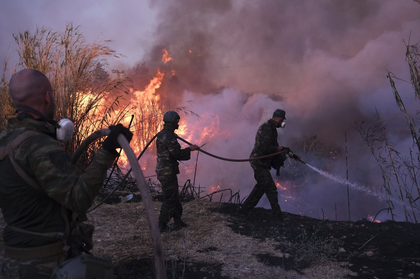 Au moins une personne a perdu la vie en raison des feux de forêt en Grèce