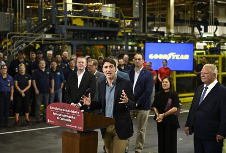 Poilievre «découvre tout à coup» l’industrie des véhicules électriques, selon Trudeau