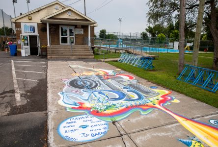 Une fresque au sol illumine l’entrée de la Maison des jeunes