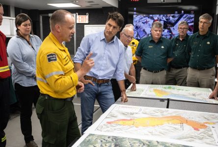 Alberta: Justin Trudeau rencontre les autorités et des évacués de Jasper