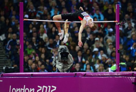 Le sauteur canadien Derek Drouin obtient sa médaille d’argent des JO de Londres