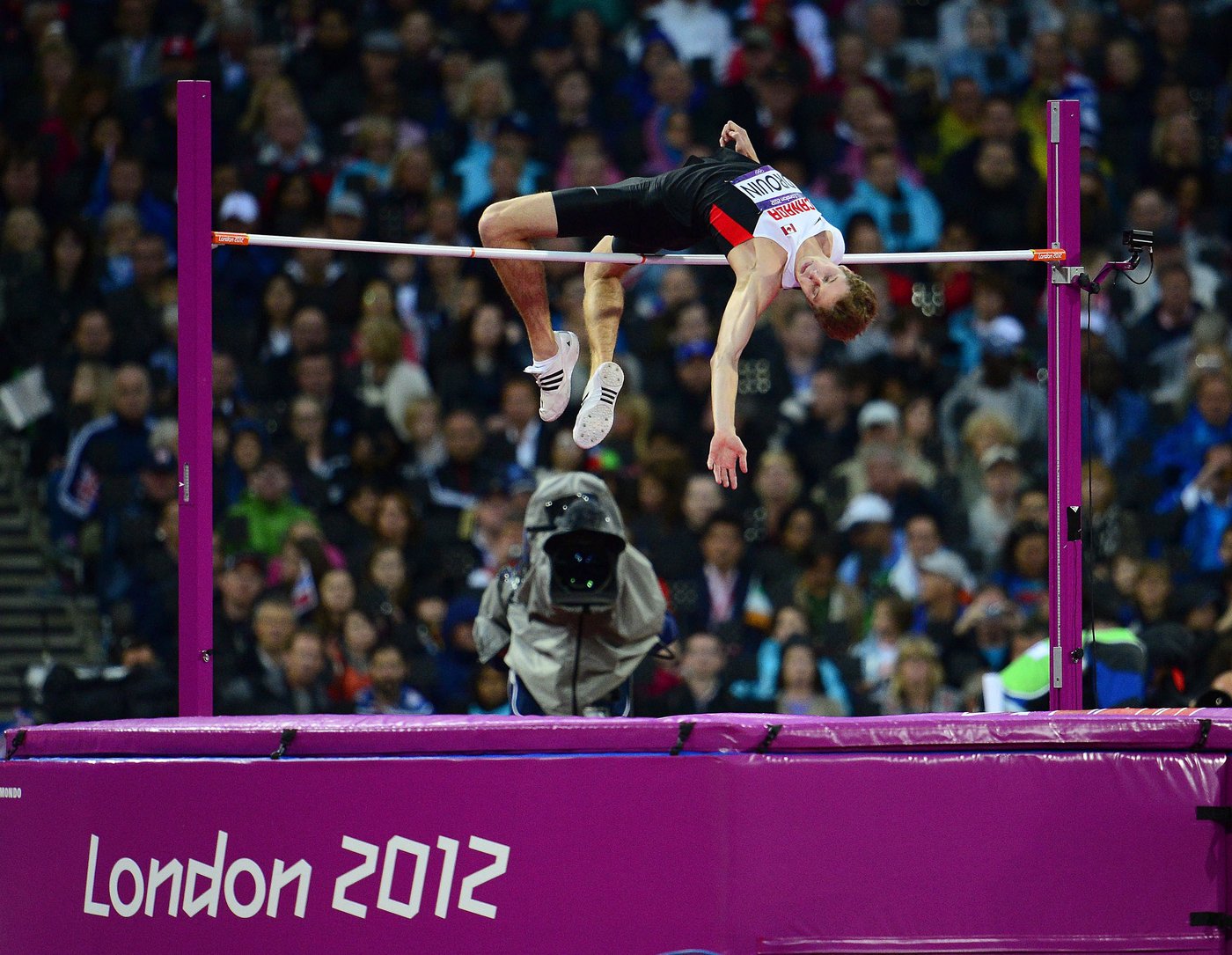 Le sauteur canadien Derek Drouin obtient sa médaille d’argent des JO de Londres