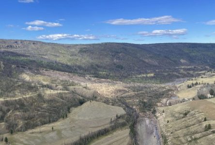 Un embâcle causé par un glissement de terrain inquiète en Colombie-Britannique