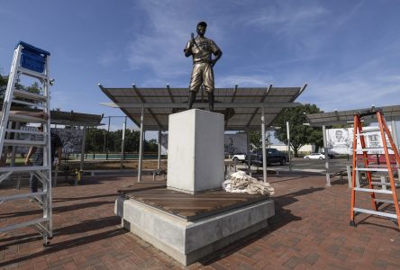 Une nouvelle statue de Jackie Robinson au Kansas six mois après le vol de l’originale