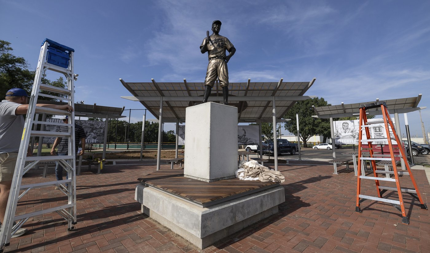 Une nouvelle statue de Jackie Robinson au Kansas six mois après le vol de l’originale
