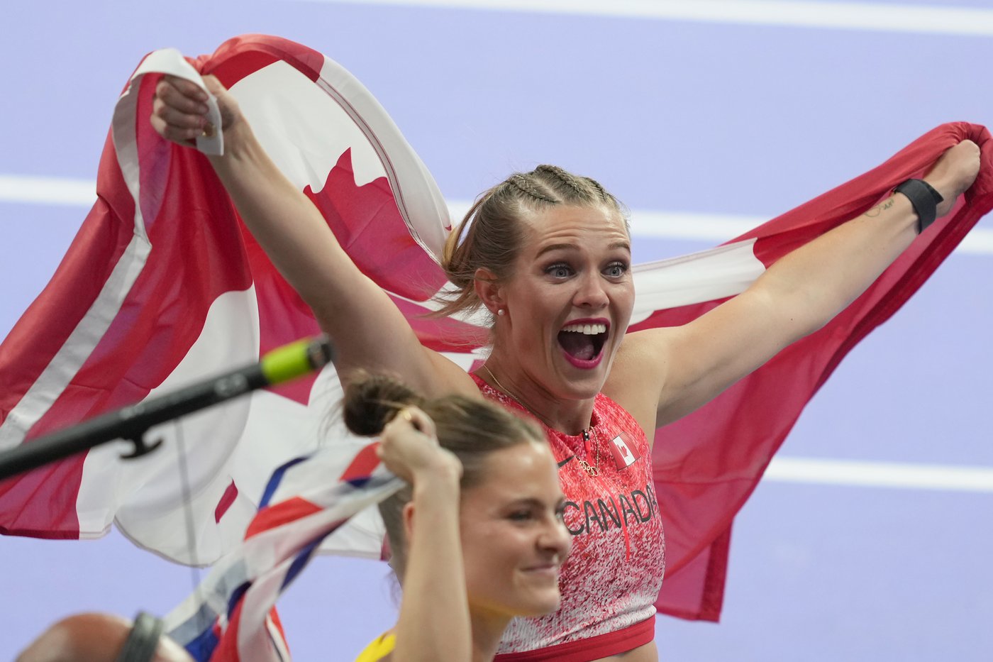 Alysha Newman offre une médaille de bronze au Canada au saut à la perche