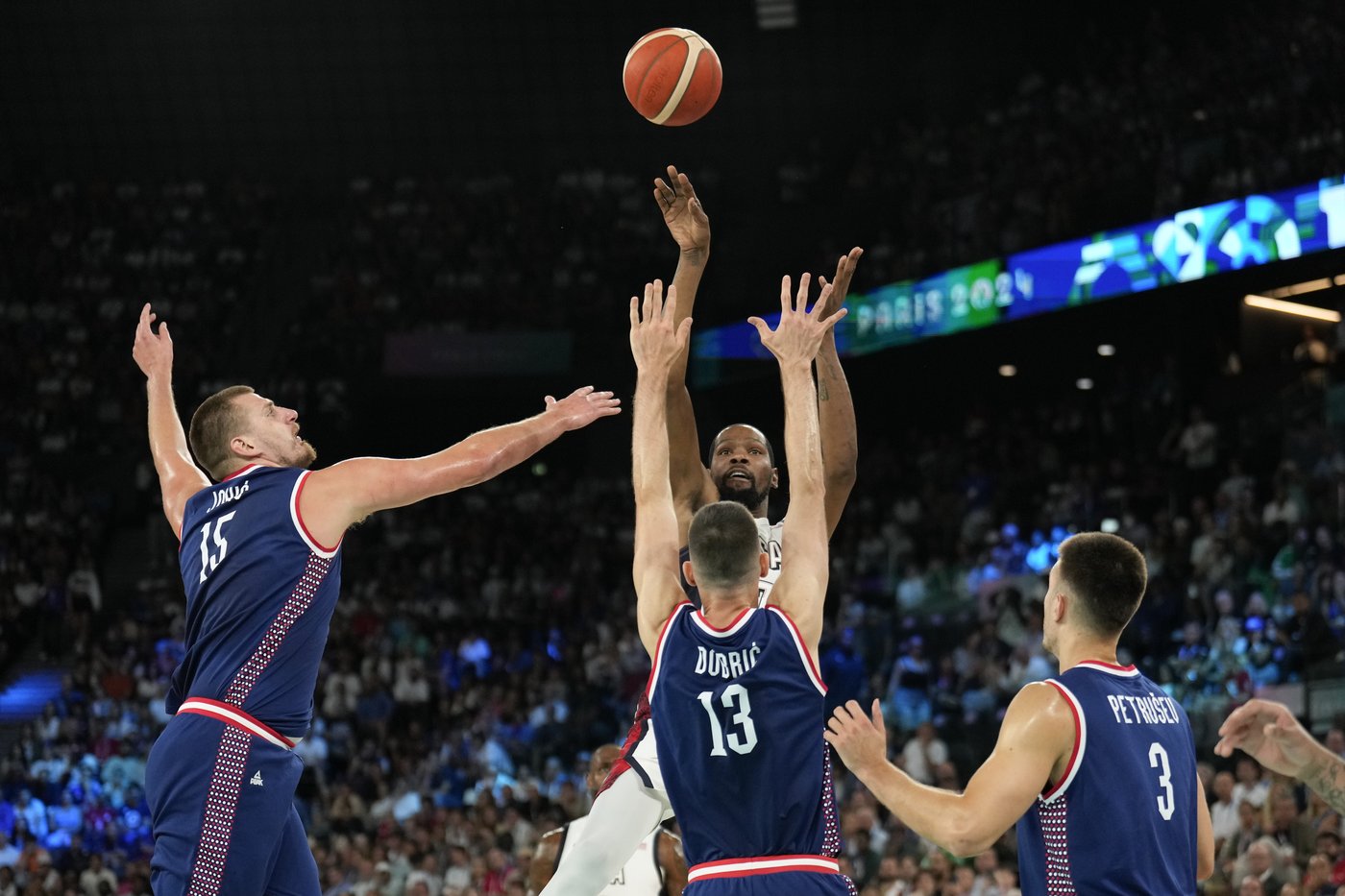 Les États-Unis atteignent de peine et de misère la finale en basketball masculin