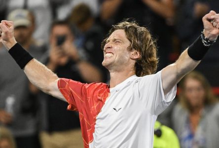 Dans un match en trois temps, Andrey Rublev bat le numéro un mondial Jannik Sinner