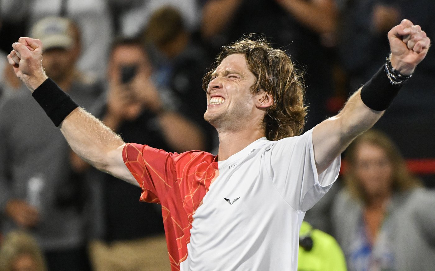 Dans un match en trois temps, Andrey Rublev bat le numéro un mondial Jannik Sinner