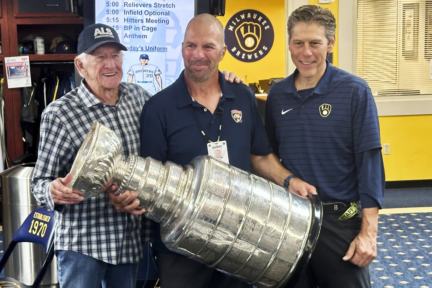 Le directeur général Bill Zito apporte la coupe Stanley dans le stade des Brewers