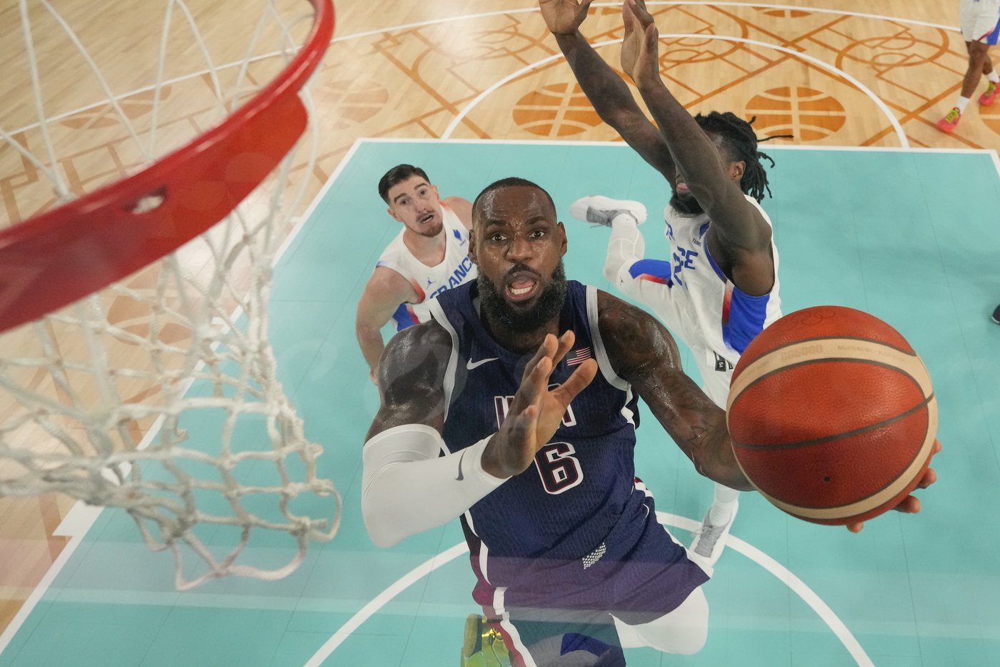 LeBron James et les États-Unis gagnent la médaille d’or en basketball masculin