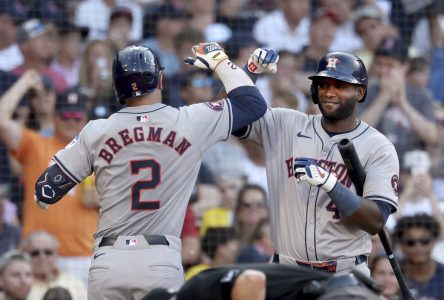 Yordan Alvarez tonne deux fois et les Astros battent de justesse les Red Sox