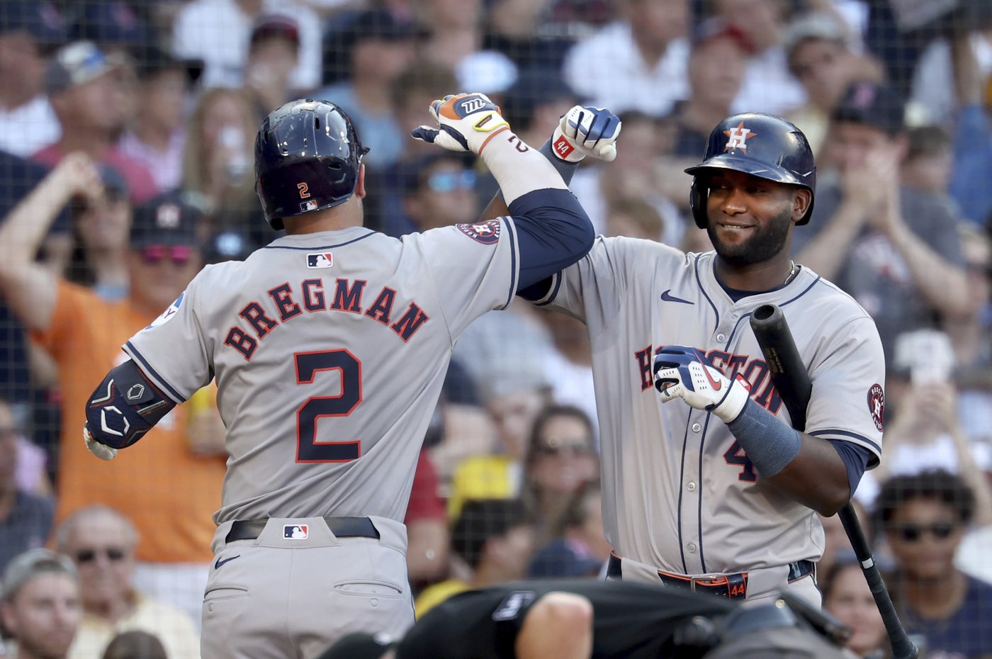 Yordan Alvarez tonne deux fois et les Astros battent de justesse les Red Sox