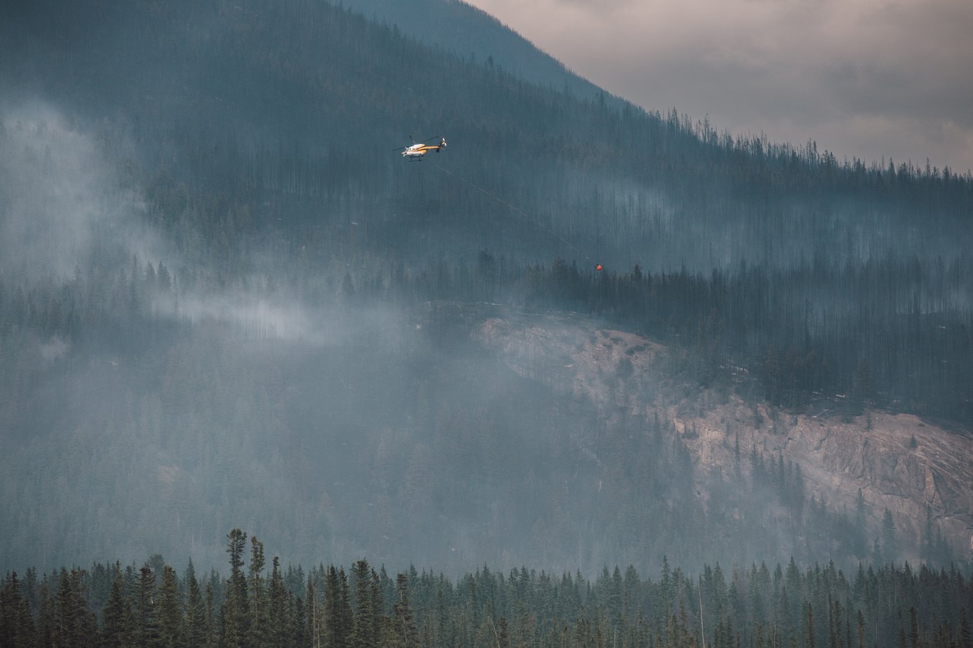 Un pompier de 24 ans de Calgary meurt en combattant un feu de forêt au nord de Jasper