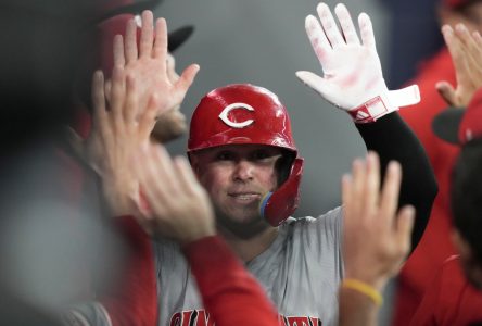 Les Reds marquent quatre points en sixième manche et battent les Blue Jays 6-3