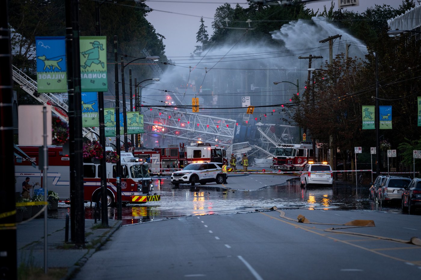 Une grue s’effondre à Vancouver alors que les pompiers combattent plusieurs incendies